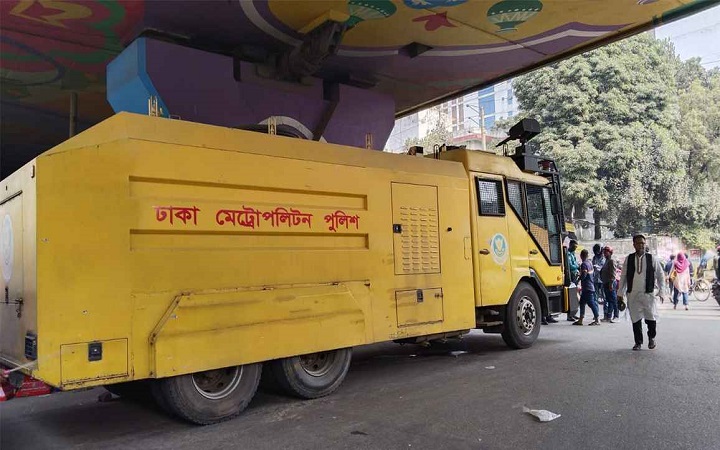 তিতুমীর কলেজের শিক্ষার্থীদের সড়ক অবরোধ, সতর্ক অবস্থানে পুলিশ